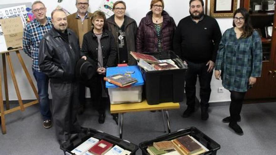 Los familiares de José Carbonell y los dirigentes de la Nova con el material cedido.