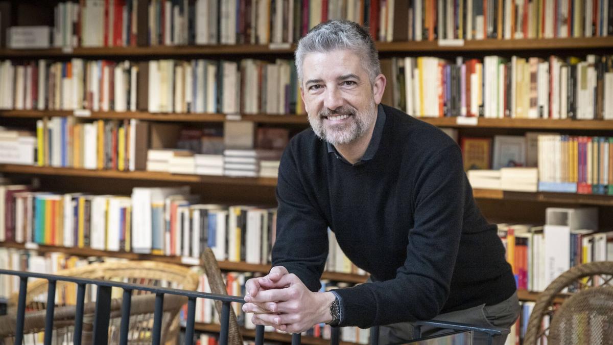 Entrevista al periodista y escritor Toni Cruanyes, que publica su nuevo libro, 'La dona del segle’