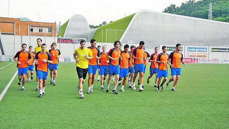 Los jugadores del Unión Popular de Langreo, ejercitándose en el sintético de Ganzábal.