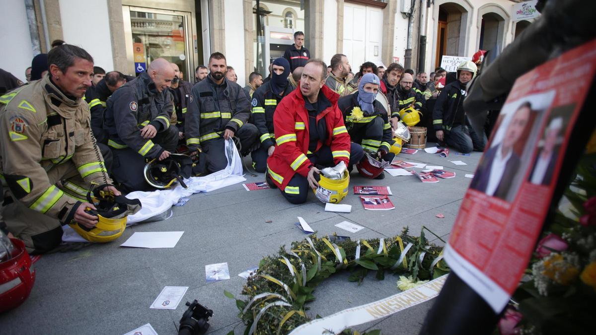 Los bomberos comarcales, concentrados ayer ante la sede de la Diputación Provincial de Lugo