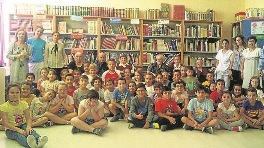 Abuelos y niños comparten sus experiencias en el aula