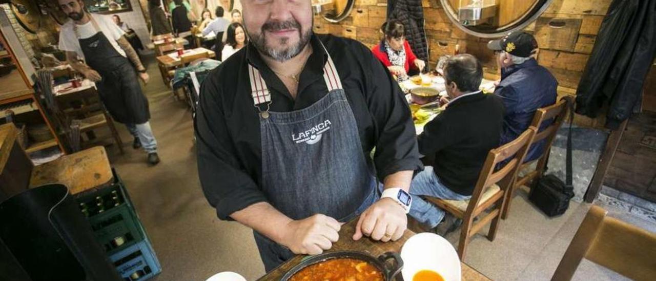 Pedro Caramés en su restaurante del Bulevar de la Sidra, con los callos del menú del Desarme sobre la mesa.