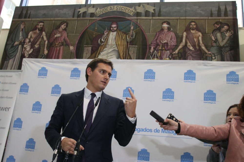 El líder nacional de Ciudadanos ha sido premiado por los abogados de Málaga con el 'World Peace and Liberty Award', un galardón que ha recibido de la mano del decano Francisco Javier Lara.