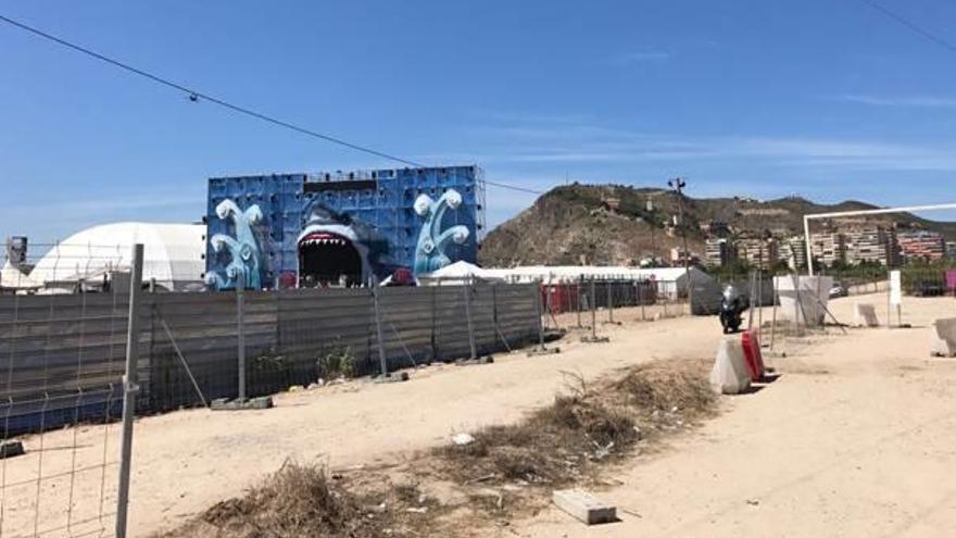 Caminos cortados y parcelas privadas ocupadas por el festival Medusa de Cullera.