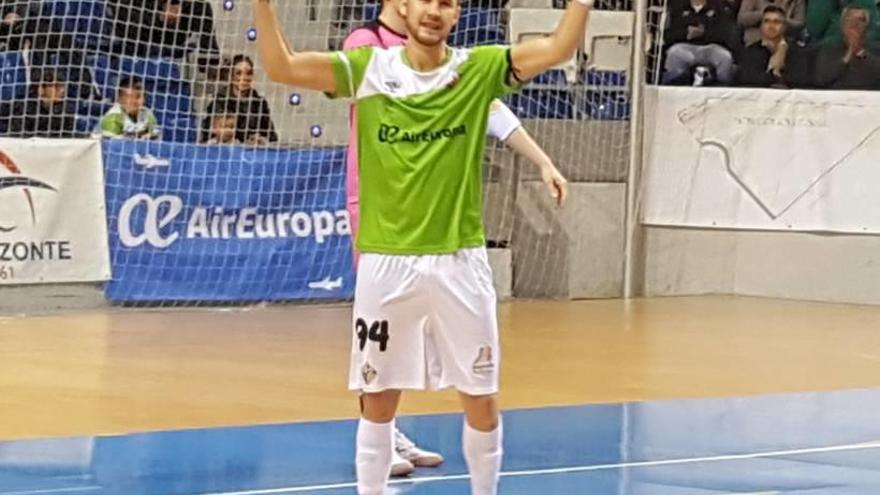 El brasileño Paradynski celebra al final del partido el triunfo del Palma Futsal.