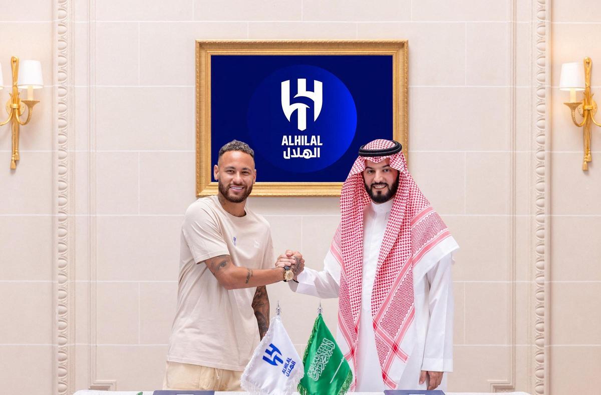 Neymar Jr y Fahad bin Nafel, presidente del Al-Hilal, en la presentación del jugador brasileño.