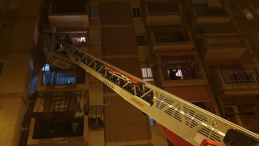 Acordonan un edificio en Carrús tras caer cascotes desde una fachada