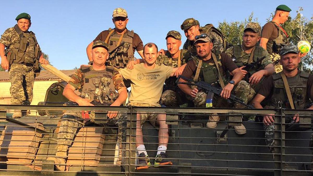 El delantero del Albacete Roman Zozulya (centro), con un grupo de militares ucranianos, en una imagen colgada por el jugador en las redes sociales