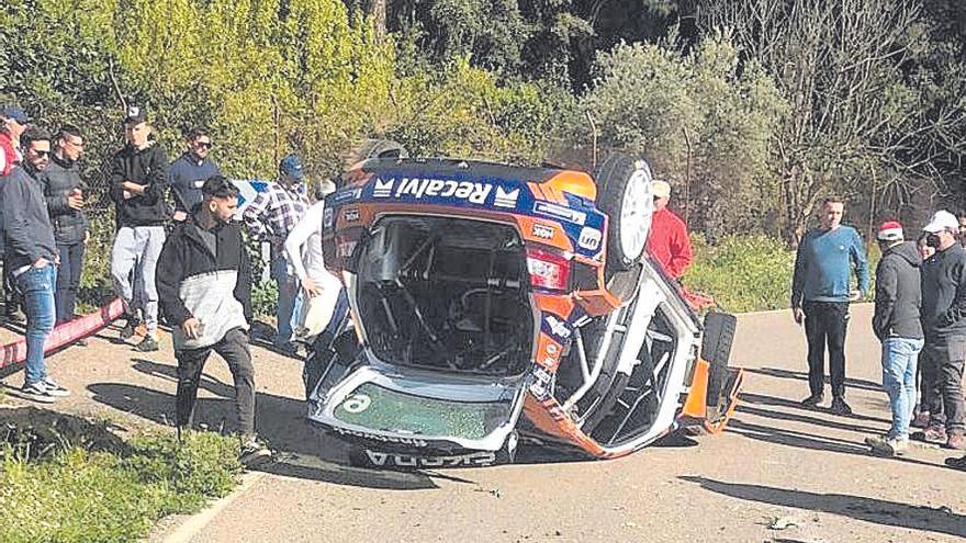 El coche de &#039;Cohete&#039; Suárez, tras sufrir el accidente que le obligó a abandonar.