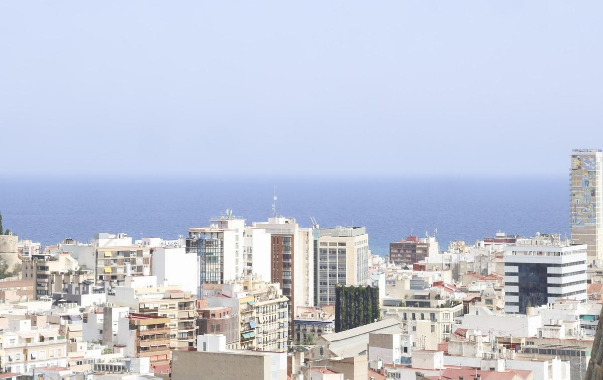 La presencia de polvo sahariano en la atmósfera aumenta este miércoles en la provincia de Alicante.