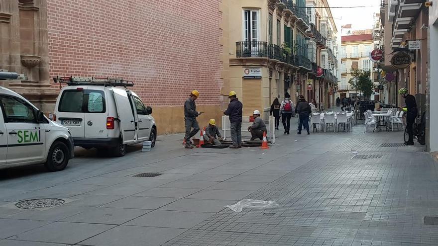 Operarios de Endesa trabajando en la calle Nosquera.