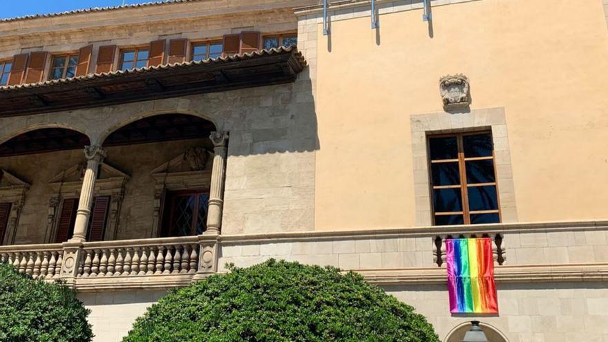 El Govern también colgará la bandera LGBTI en el Consolat