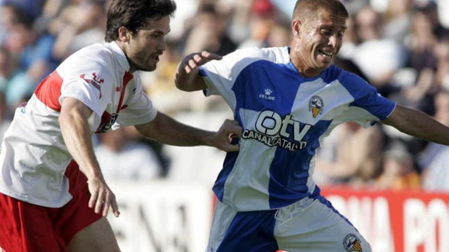 Un jugador del Alcoyano disputa el balón con un rival del Sabadell, ayer.