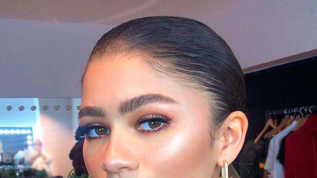 La actriz Zendaya posa para Instagram con un efecto de maquillaje llamado 'dolphin skin'