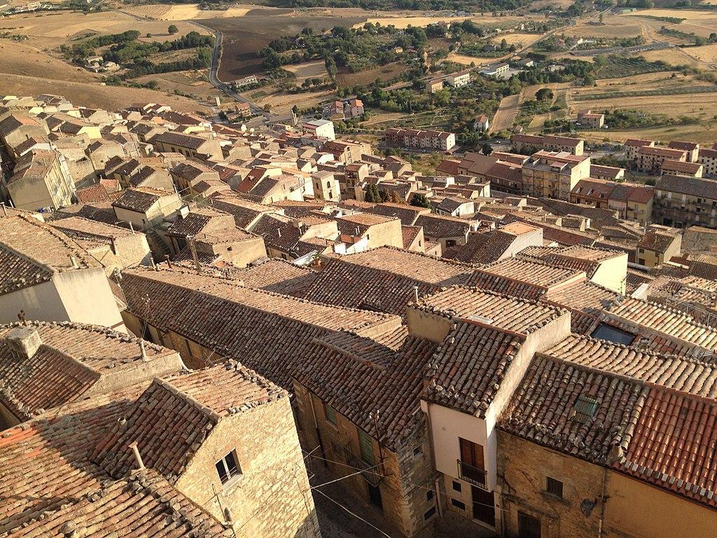 En Gangi las casas son de piedra con tejados rojos.