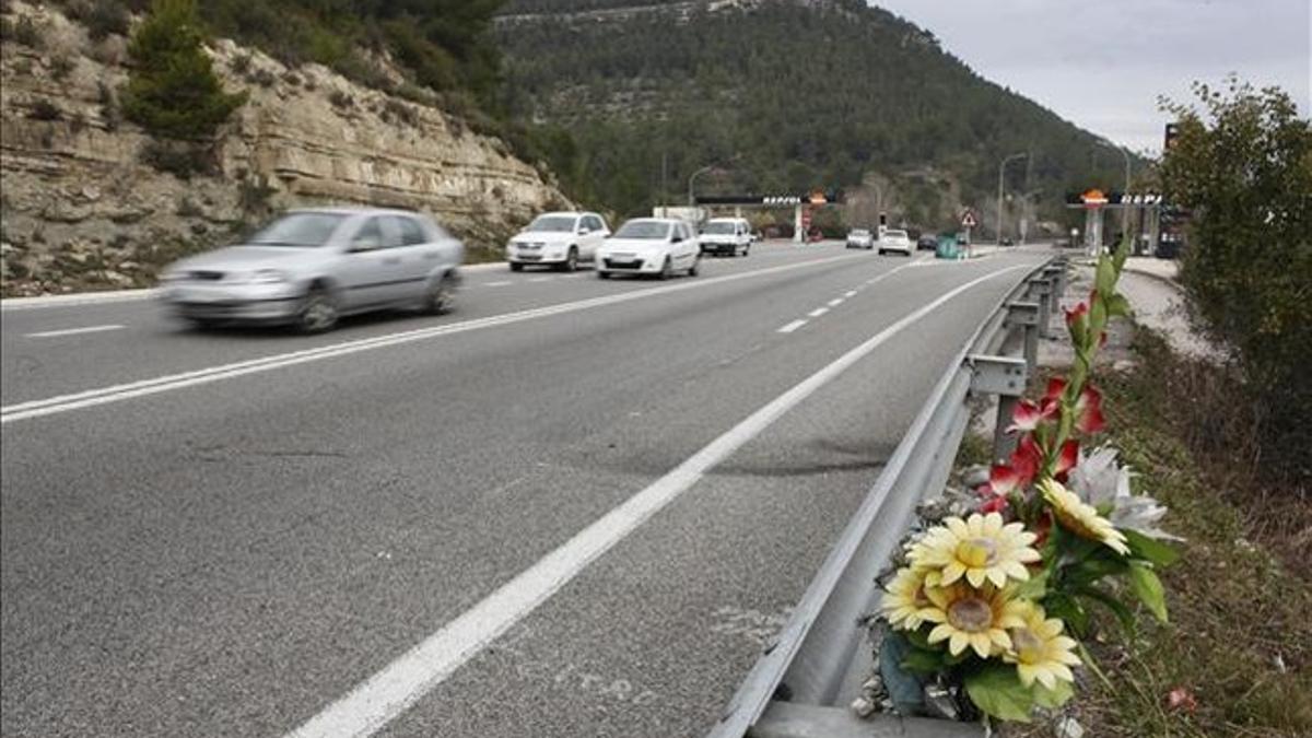 Flores en el kilómetro 17 de la C-55, a la altura de Castellbell i el Vilar (Bages).