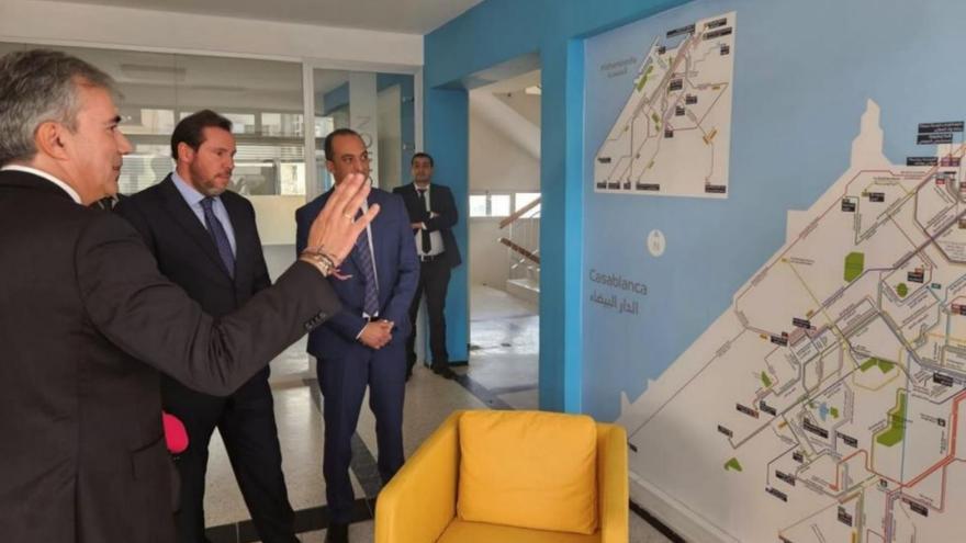 El ministro de Transporte, Óscar Puente, en el centro, con directivos de Alsa en las instalaciones de la empresa en Casablanca (Marruecos). |