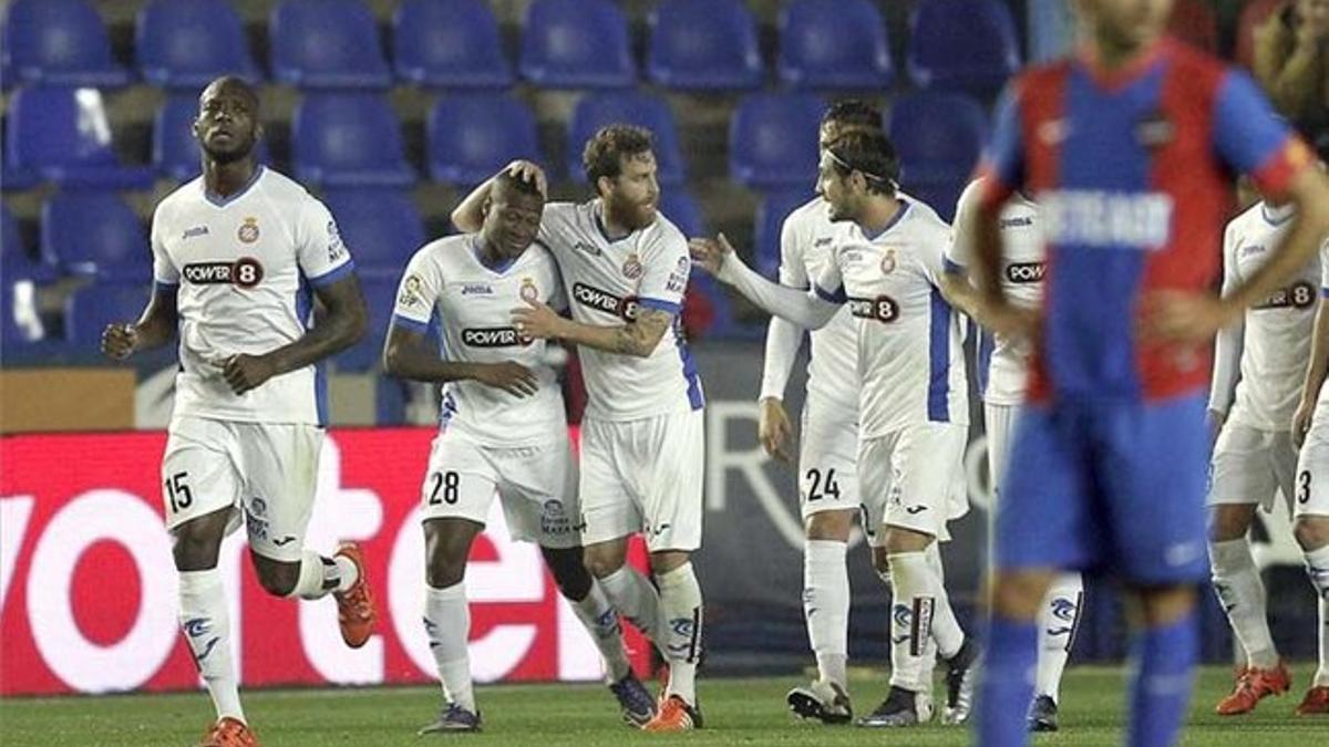 Los jugadores del Espanyol, celebrando el gol de Mamadou