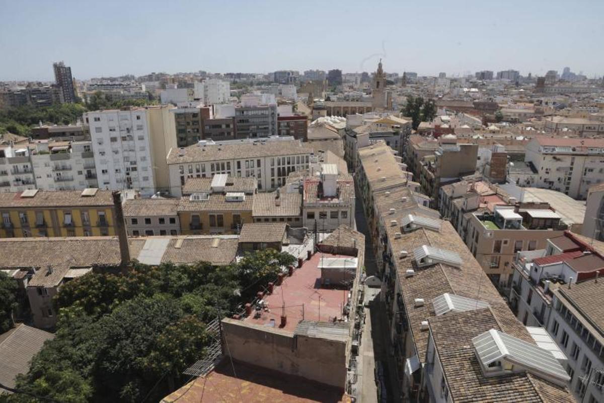 Vistas desde la terraza del edificio: la chimenea industrial se mantendrá en el PAI pero las casas de la calle Llíria, no