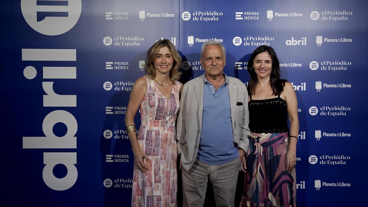 Ainhoa Moll, directora editorial y adjunta a la Presidencia de Prensa Ibérica, e Idoia Moll, consejera de Prensa Ibérica, junto al escritor y periodista Juan Cruz.