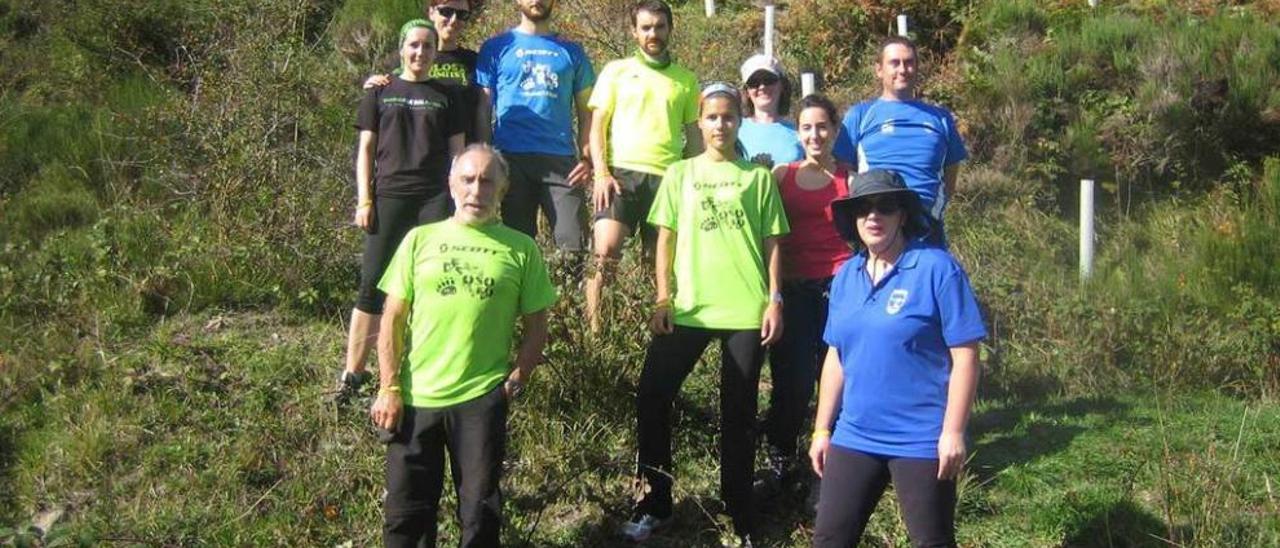 Montañeros de Lena, junto a miembros del Avientu, en la plantación de Somiedo.