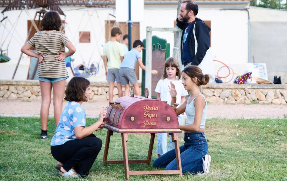 Juegos infantiles en el parque. | SA XERXA/VILLEGAS PHOTO