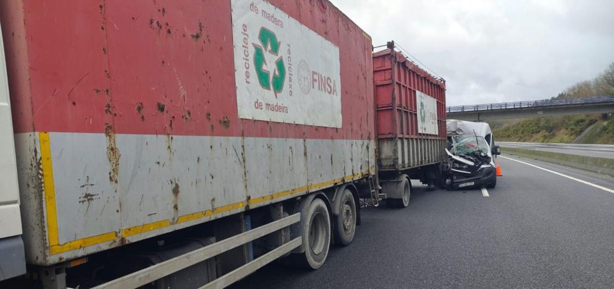 Sin heridos graves tras impactar una furgoneta con un camión en la AG-53 | EMERXENCIAS LALÍN