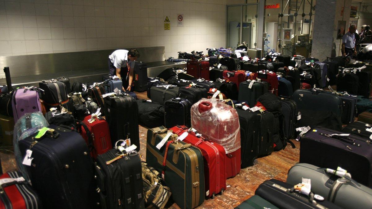 Maletas perdidas en el aeropuerto de El Prat, en una imagen de archivo.