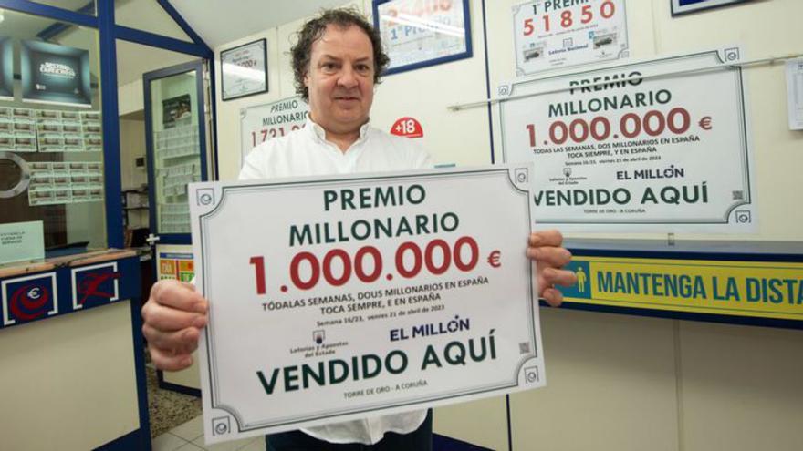 Jorge Pérez, ayer, con el cartel del premio. |   // CASTELEIRO/ROLLER AGENCIA