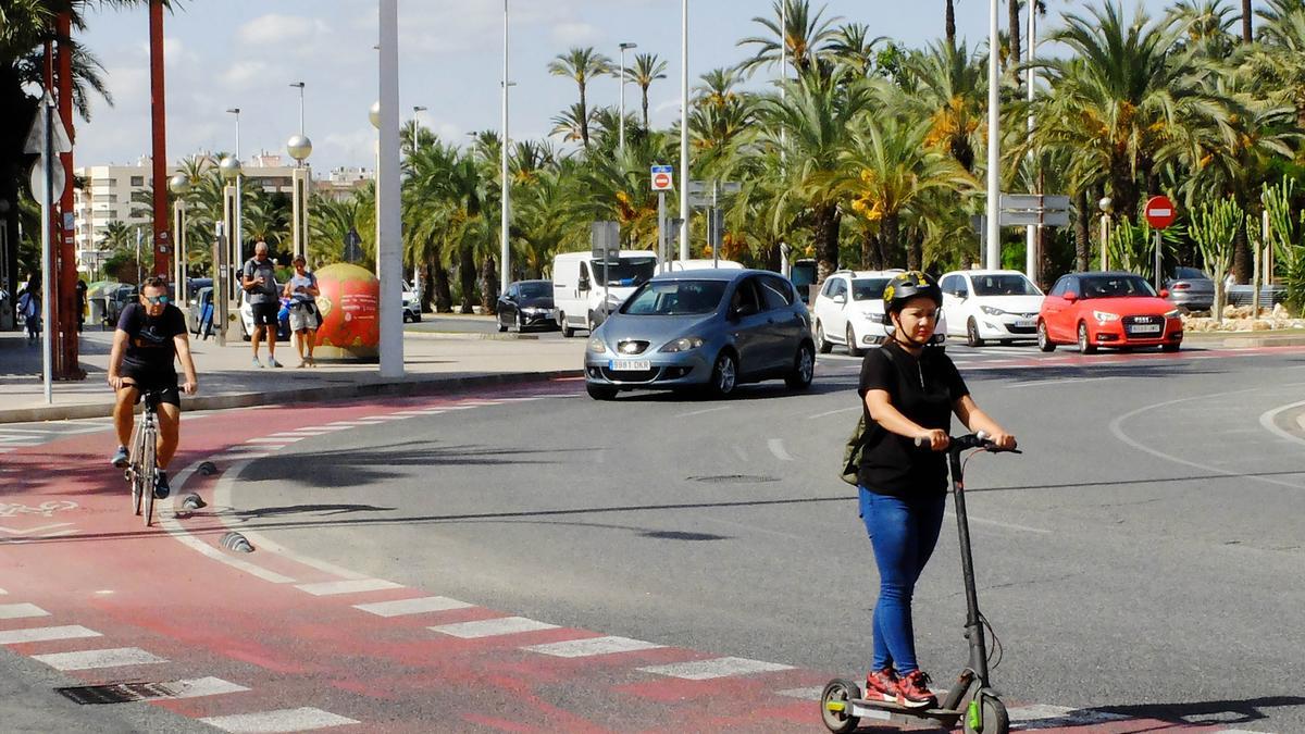 Una mujer en patinete por un carril bici en Elche.  | MATÍAS SEGARRA