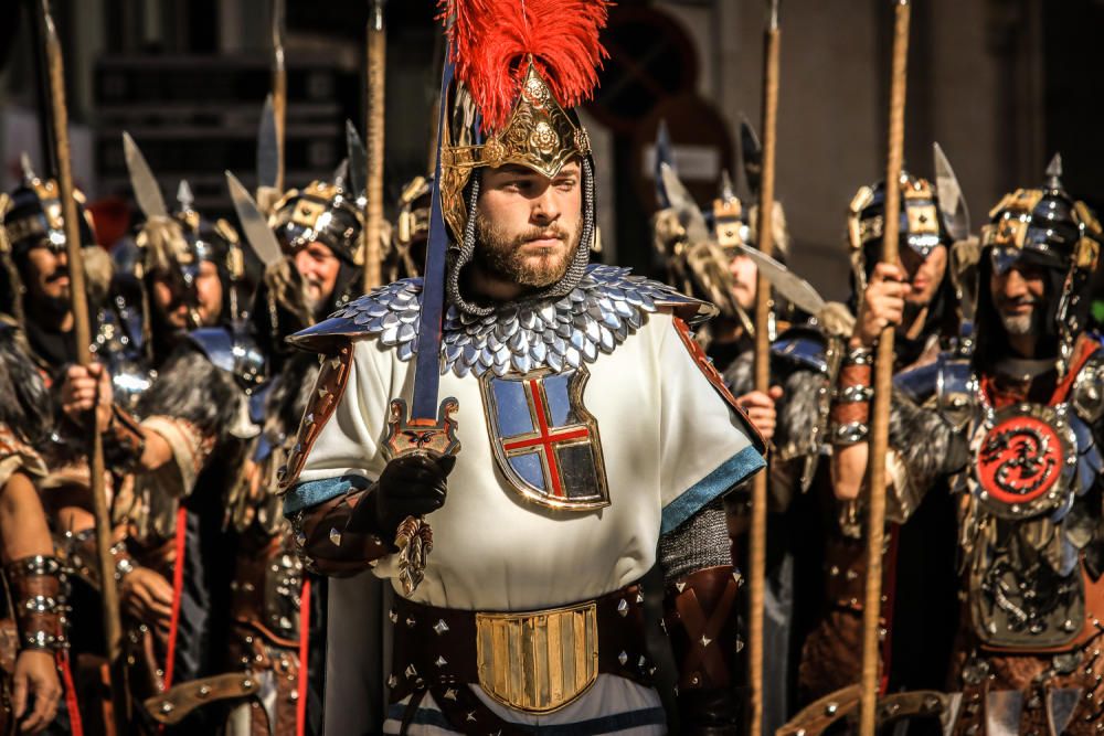 La procesión de la reliquia es uno de los actos que más agradan a los alcoyanos en el día dedicado al patrón San Jorge.