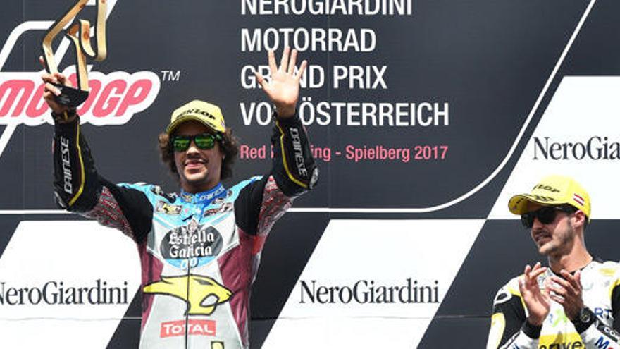 Morbidelli celebra su triunfo en el podio de Austria.