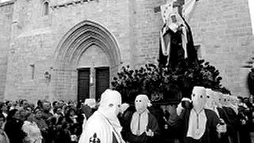 Una encuesta revela la falta de apoyo de las cofradías en gastos de la Iglesia