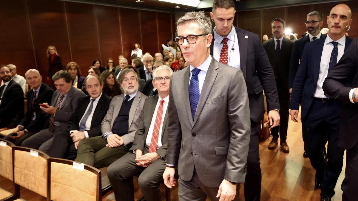 El ministro Bolaños, a su llegada a la sala del Nelva donde se celebró la clausura del simposio.