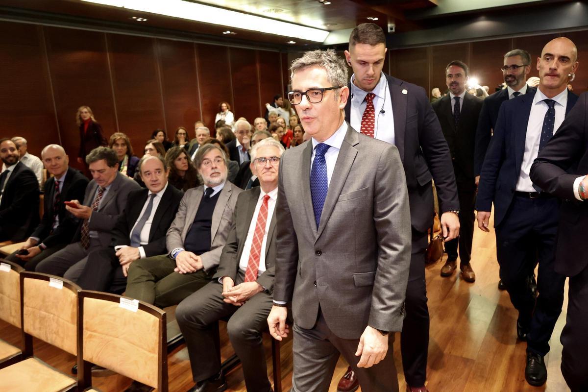 El ministro Bolaños, a su llegada a la sala del Nelva donde se celebró la clausura del simposio.