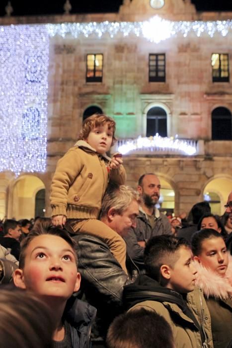 Encendido de luces navideñas en Gijón.