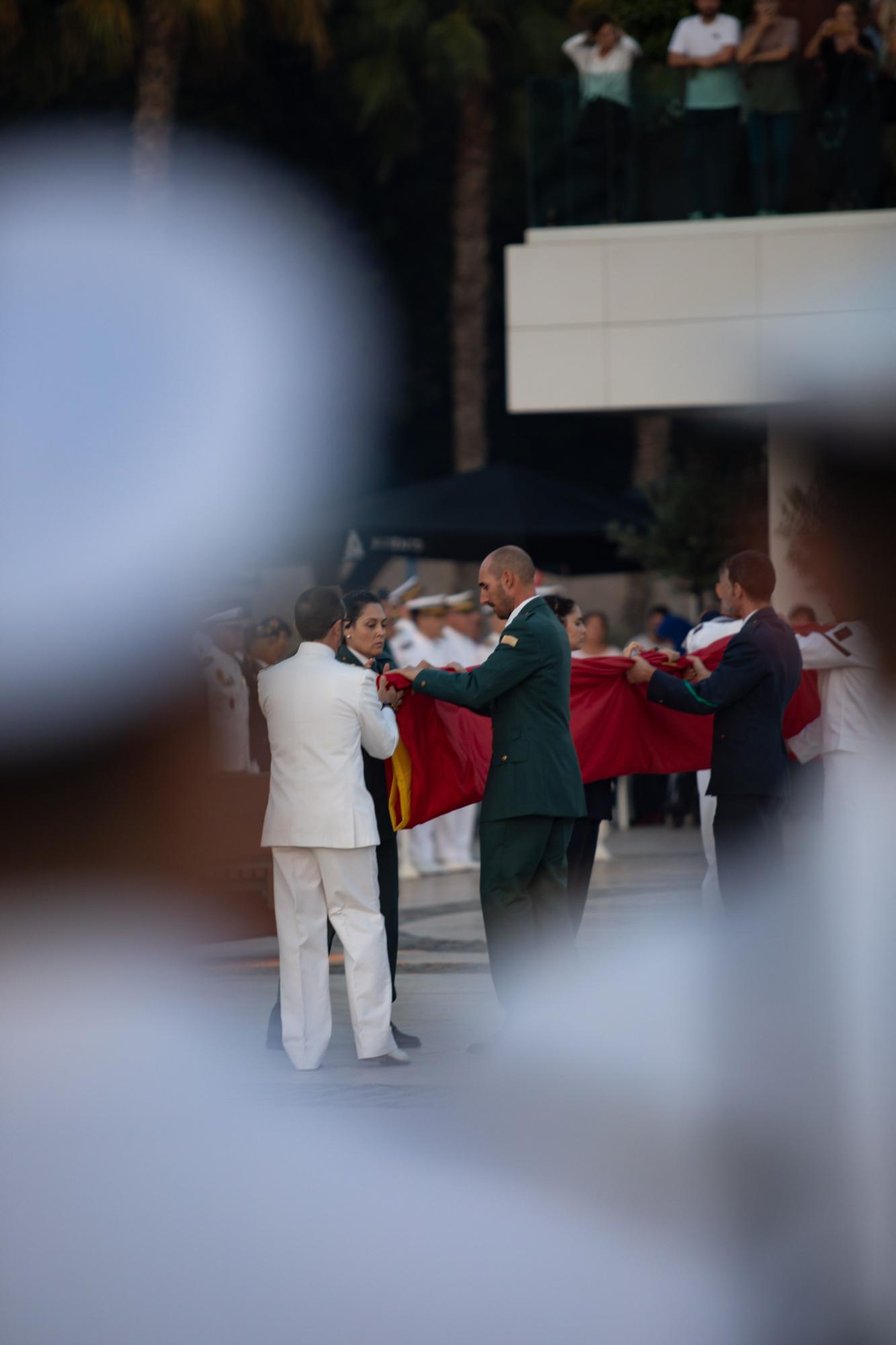 Arriado de la bandera de España en Cartagena