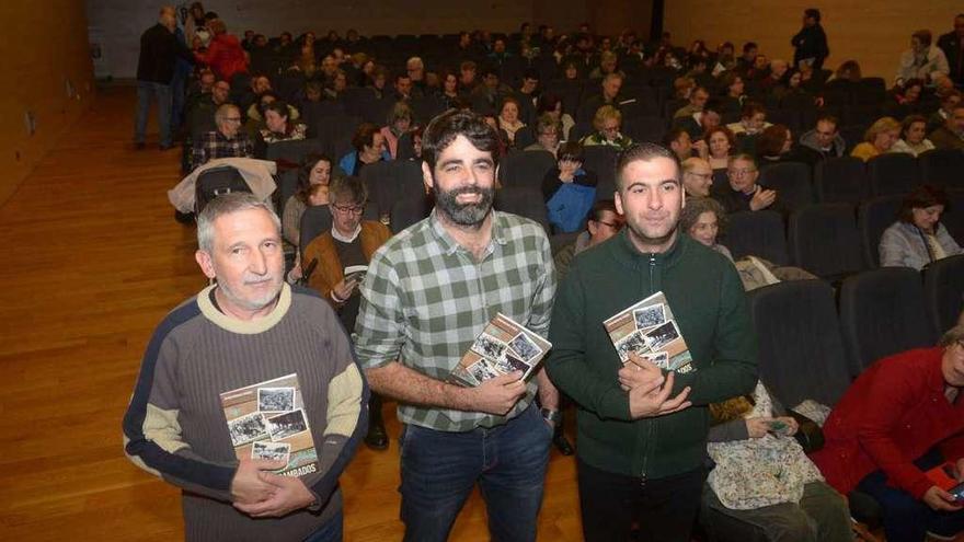 El autor, entre el concejal Víctor Caamaño y el diputado Xosé Leal. // Noé Parga