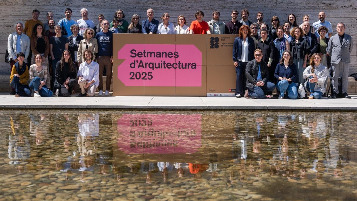 Los distintos organizadores de las 'Setmanes d'Arquitectura', junto a la lámina de agua del Pabellón Mies van der Rohe.