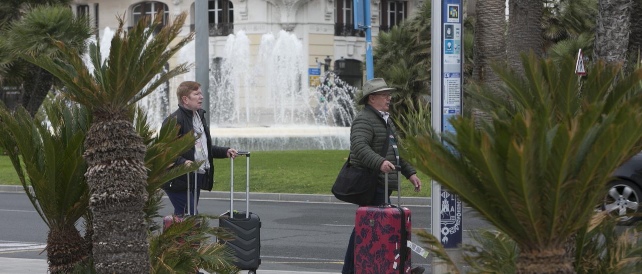 Turistas con maletas en Alicante