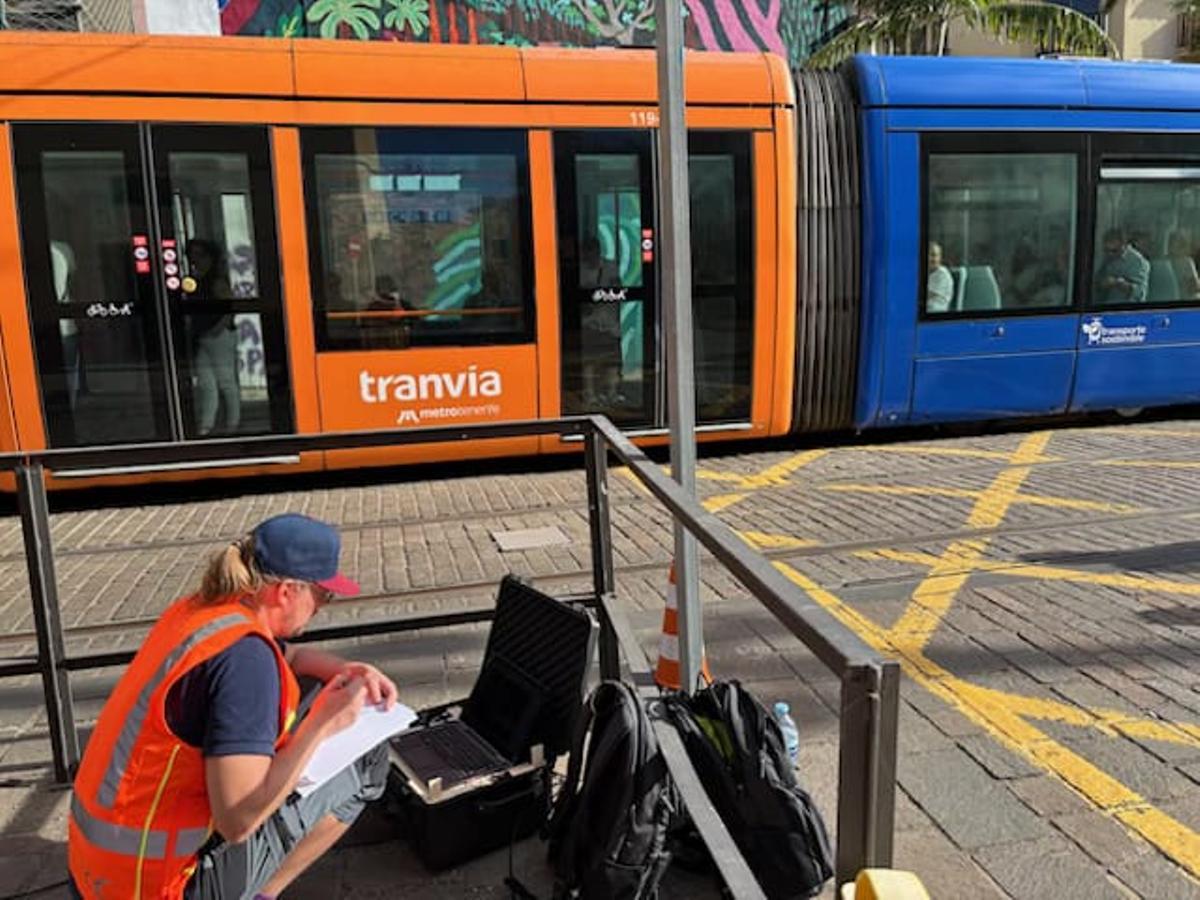 Una trabajadora anota varios parámetros sobre las vibraciones al paso del tranvía por Guimerá.