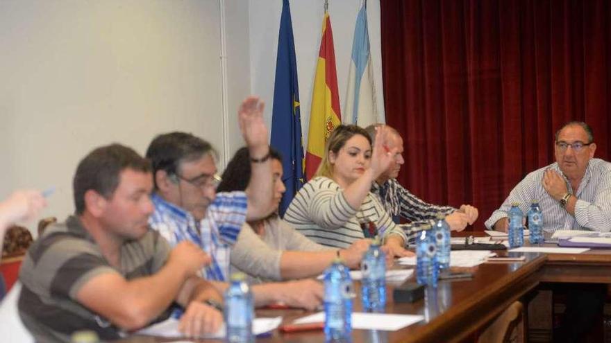 Grupo socialista de Vilanova de Arousa en un pleno. // Noé Parga