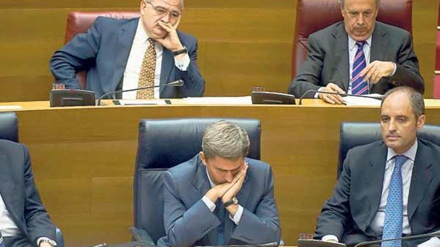 El portavoz del Grupo Popular en las Cortes Valencianas, Rafael Maluenda (dcha .arriba), detrás del presidente Camps, ayer en el Parlament.