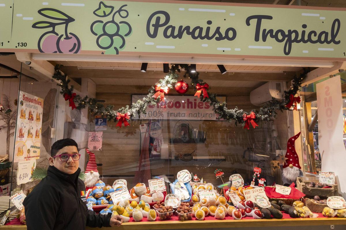 El ecuatoriano Cristian, en su parada del mercado de Russafa.