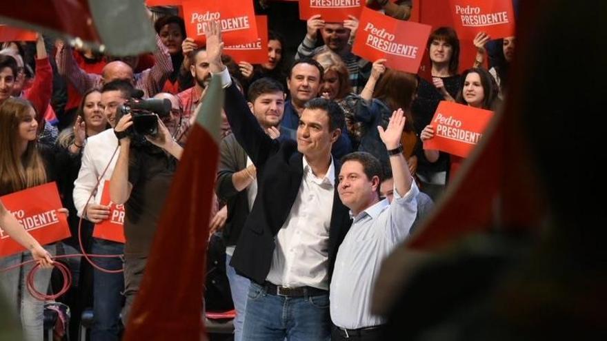 Pedro Sánchez junto a Emilio García Page.