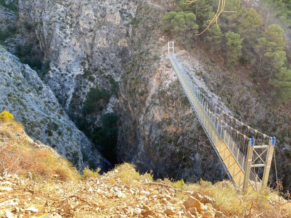 Inauguran el puente colgante de El Saltillo, en la Axarquía