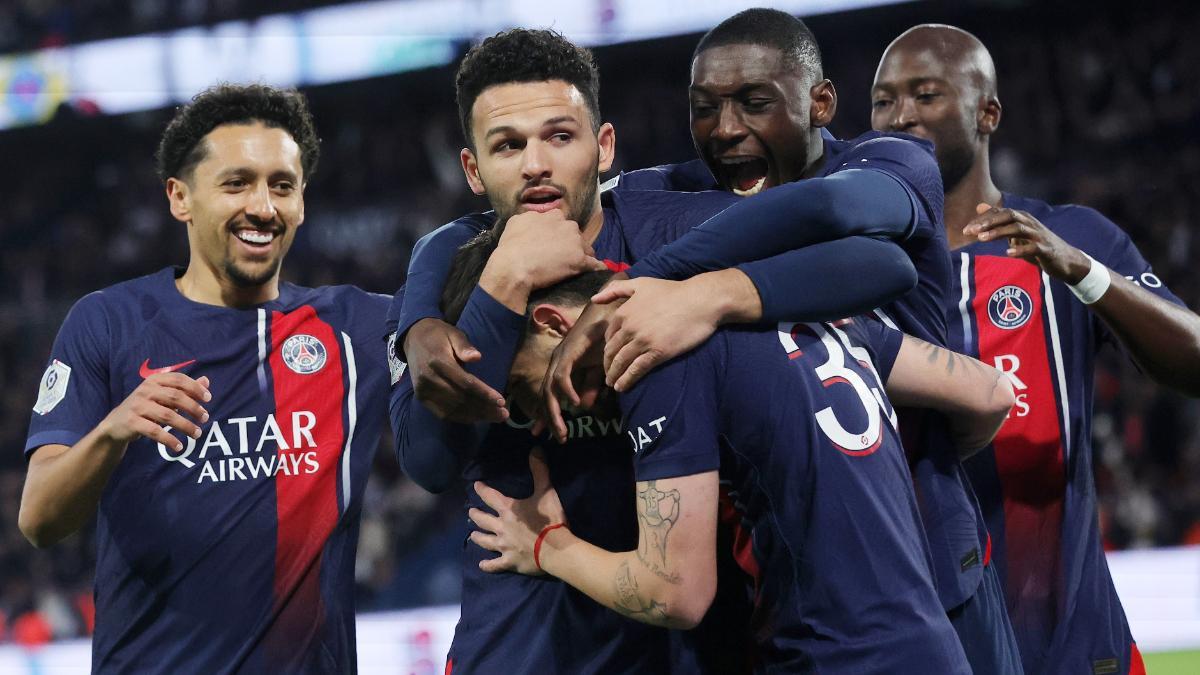 Los jugadores del PSG celebran un gol de Beraldo