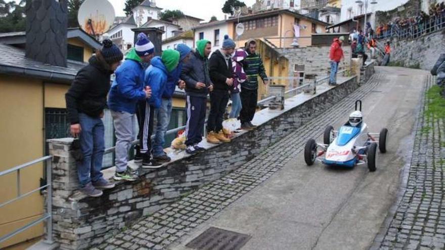 Sesenta carrilanas se lanzan por las empinadas calles de Luarca