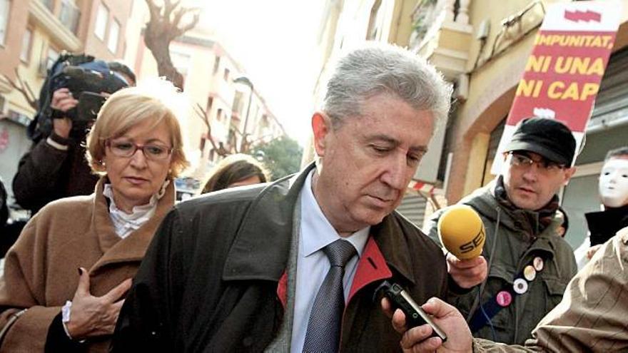 Vicente Sanz llega al juzgado con su esposa, la diputada del PP Esther Franco.