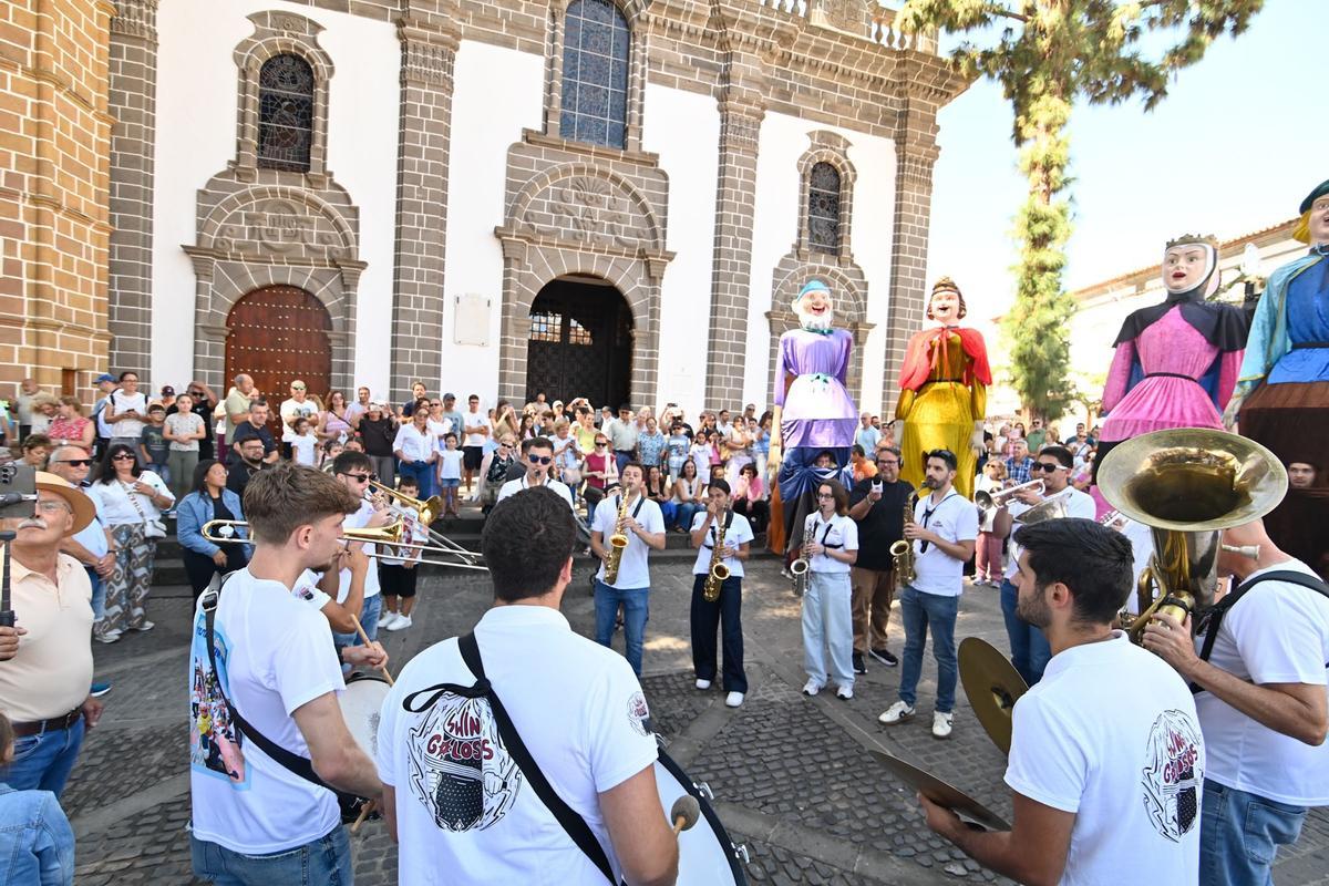 Ambiente festivo en la plaza del Pino de Teror.